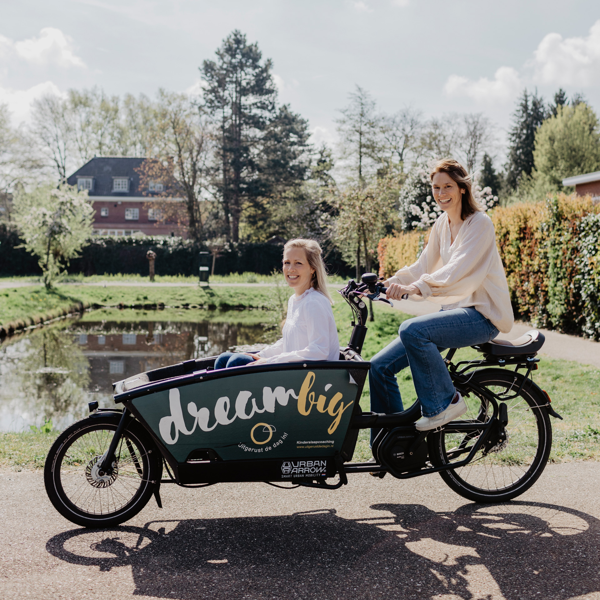 Uitgerust de dag in Nienke en Marian op bakfiets